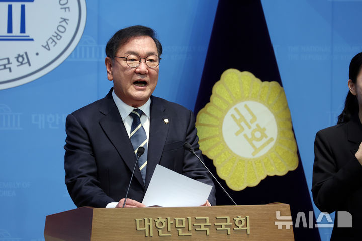 [서울=뉴시스] 고승민 기자 = 김태년 더불어민주당 의원이 4일 서울 여의도 국회 소통관에서 국회의장 선거 출마 기자회견을 하고 있다. 2026.05.04. kkssmm99@newsis.com