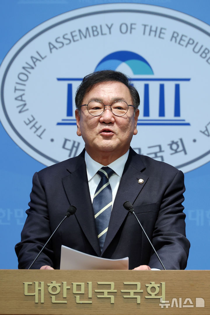 [서울=뉴시스] 고승민 기자 = 김태년 더불어민주당 의원이 4일 서울 여의도 국회 소통관에서 국회의장 선거 출마 기자회견을 하고 있다. 2026.05.04. kkssmm99@newsis.com