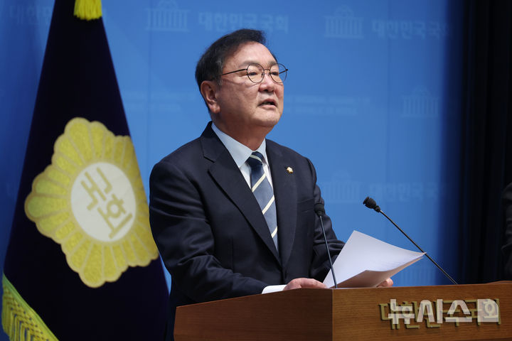 [서울=뉴시스] 고승민 기자 = 김태년 더불어민주당 의원이 4일 서울 여의도 국회 소통관에서 국회의장 선거 출마 기자회견을 하고 있다. 2026.05.04. kkssmm99@newsis.com