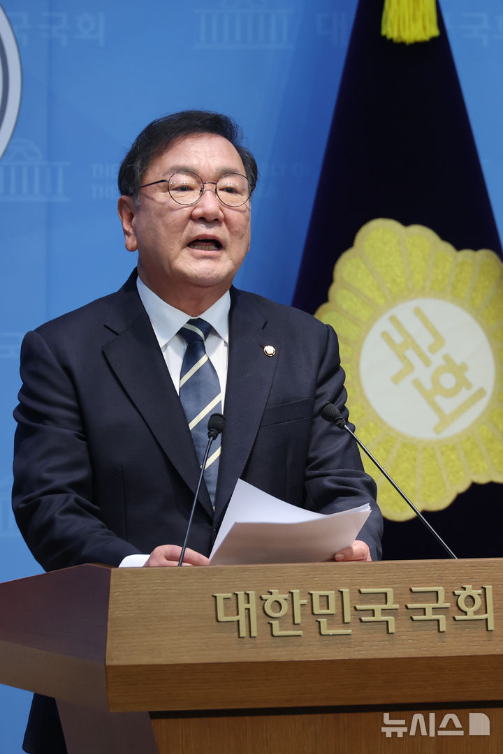 [서울=뉴시스] 고승민 기자 = 김태년 더불어민주당 의원이 4일 서울 여의도 국회 소통관에서 국회의장 선거 출마 기자회견을 하고 있다. 2026.05.04. kkssmm99@newsis.com