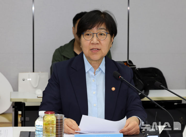 [서울=뉴시스] 배훈식 기자 = 정은경 보건복지부 장관이 4일 오전 서울 종로구 서울대학교병원 대한의원에서 열린 비대면 의료물품 배송체계 구축 현장간담회에서 발언하고 있다. 2026.05.04. dahora83@newsis.com