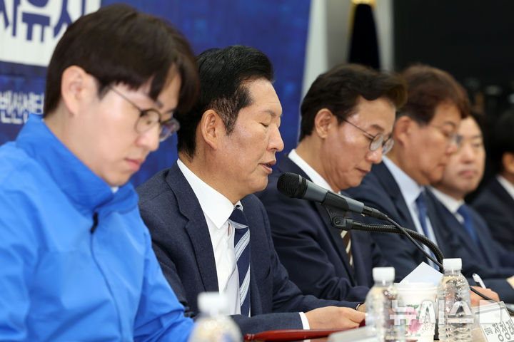  [부산=뉴시스] 하경민 기자 = 정청래 더불어민주당 대표가 4일 부산 동구 부산항 국제전시컨벤션센터에서 열린 부산 현장 최고위원회 회의에 참석, 모두발언을 하고 있다. 2026.05.04. yulnetphoto@newsis.com