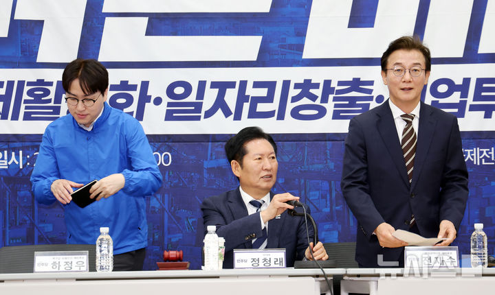  [부산=뉴시스] 하경민 기자 = 정청래 더불어민주당 대표가 4일 부산 동구 부산항 국제전시컨벤션센터에서 열린 부산 현장 최고위원회 회의에 참석해 전재수 부산시장 후보, 부산 북갑 보궐선거 예비후보인 하정우 전 청와대 AI미래기획수석 등과 자리에 앉고 있다. 2026.05.04. yulnetphoto@newsis.com