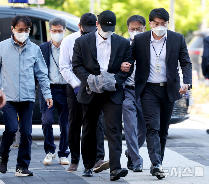 [남양주=뉴시스] 김진아 기자 = '고(故) 김창민 영화감독'을 폭행해 숨지게 한 피의자 A씨와 B씨가 4일 오전 경기 의정부지방법원 남양주지원에서 열린 구속 전 피의자 심문(영장실질심사)에 출석하고 있다. 2026.05.04. bluesoda@newsis.com