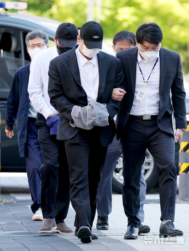 [남양주=뉴시스] 김진아 기자 = '고(故) 김창민 영화감독'을 폭행해 숨지게 한 피의자 A씨와 B씨가 4일 오전 경기 의정부지방법원 남양주지원에서 열린 구속 전 피의자 심문(영장실질심사)에 출석하고 있다. 2026.05.04. bluesoda@newsis.com
