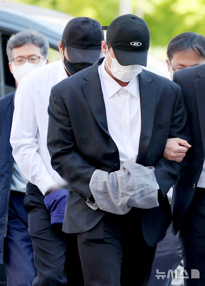 [남양주=뉴시스] 김진아 기자 = '고(故) 김창민 영화감독'을 폭행해 숨지게 한 A씨와 B씨가 4일 오전 경기 의정부지법 남양주지원에서 열린 구속 전 피의자 심문(영장실질심사)에 출석하고 있다. 2026.05.04. bluesoda@newsis.com