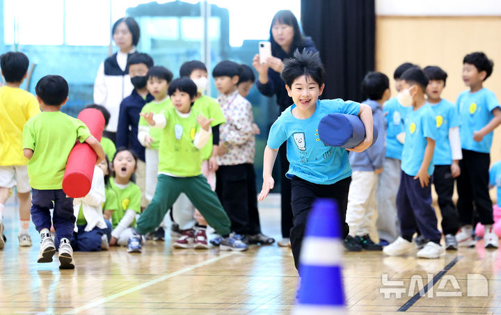 [대구=뉴시스] 이무열 기자 = 4일 오전 대구 수성구 대구동일초등학교에서 열린 ‘즐거운 한마음 체육대회’에서 1,2학년 학생들이 대형 바톤 릴레이 달리기를 하고 있다. 사진은 기사 내용과 무관. 2026.05.04. lmy@newsis.com