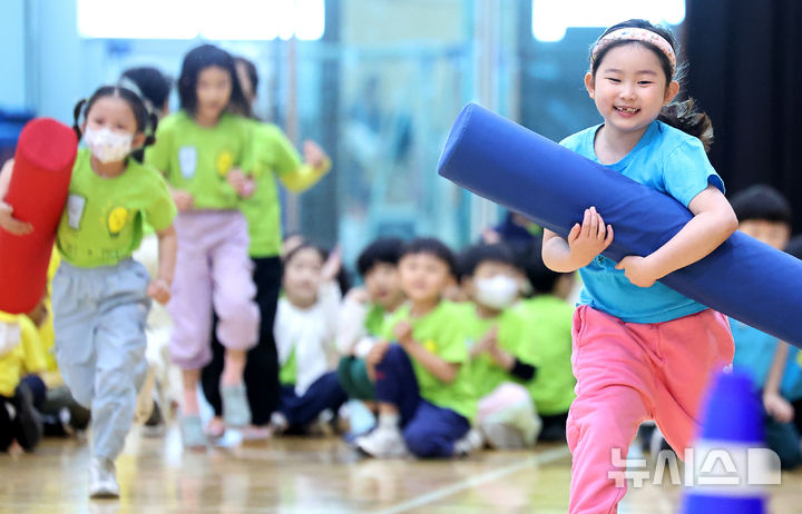 [대구=뉴시스] 이무열 기자 = 4일 오전 대구 수성구 대구동일초등학교에서 열린 ‘즐거운 한마음 체육대회’에서 1,2학년 학생들이 대형 바톤 릴레이 달리기를 하고 있다. 2026.05.04. lmy@newsis.com