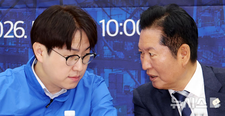  [부산=뉴시스] 하경민 기자 = 정청래 더불어민주당 대표가 4일 부산 동구 부산항 국제전시컨벤션센터에서 열린 부산 현장 최고위원회 회의에 참석, 부산 북갑 보궐선거 예비후보인 하정우 전 청와대 AI미래기획수석과 대화하고 있다. 2026.05.04. yulnetphoto@newsis.com
