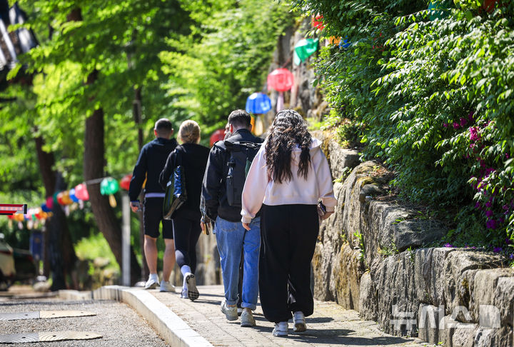 [서울=뉴시스] 정병혁 기자 = 4일 서울 은평구 북한산을 찾은 등산객들이 산을 오르고 있다. 2026.05.04. jhope@newsis.com