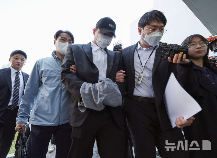 [남양주=뉴시스] 김진아 기자 = '고(故) 김창민 영화감독'을 폭행해 숨지게 한 피의자 A씨가 4일 오전 경기 의정부지방법원 남양주지원에서 열린 구속 전 피의자 심문(영장실질심사)에 출석하고 있다. 2026.05.04. bluesoda@newsis.com