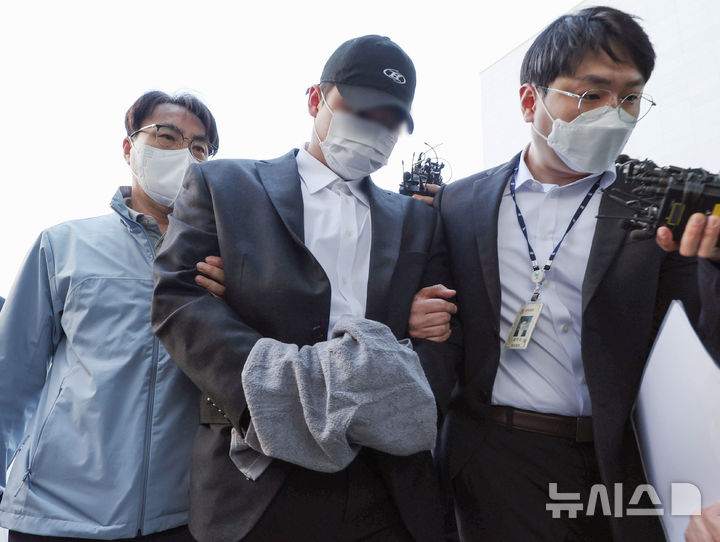 [남양주=뉴시스] 김진아 기자 = '고(故) 김창민 영화감독'을 폭행해 숨지게 한 피의자 A씨가 4일 오전 경기 의정부지방법원 남양주지원에서 열린 구속 전 피의자 심문(영장실질심사)에 출석하고 있다. 2026.05.04. bluesoda@newsis.com
