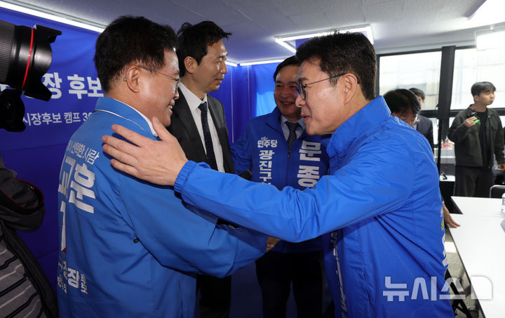 [서울=뉴시스] 홍효식 기자 = 정원오(오른쪽) 더불어민주당 서울시장 후보가 4일 서울 중구 태평빌딩 선거캠프에서 열린 서울 지역 구청장 후보 간담회에 앞서 구청장 후보들과 인사를 나누고 있다. 2026.05.04. yesphoto@newsis.com