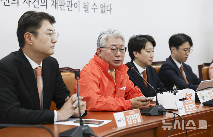[서울=뉴시스] 김근수 기자 = 조응천 개혁신당 경기도지사 후보가 4일 서울 여의도 국회 개혁신당 대회의실에서 열린 최고위원회의에서 모두발언을 하고 있다. 2026.05.04. ks@newsis.com
