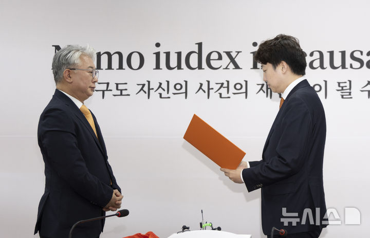 [서울=뉴시스] 김근수 기자 = 이준석 개혁신당 대표가 4일 서울 여의도 국회 개혁신당 대회의실에서 열린 조응천 경기도지사 후보 공천장 수여식에서 조응천 후보에게 공천증을 전달하고 있다. 2026.05.04. ks@newsis.com