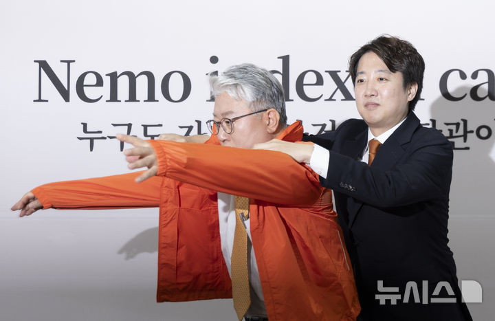 [서울=뉴시스] 김근수 기자 = 이준석 개혁신당 대표가 4일 서울 여의도 국회 개혁신당 대회의실에서 열린 조응천 경기도지사 후보 공천장 수여식에서 조응천 후보에게 점퍼를 입혀주고 있다. 2026.05.04. ks@newsis.com