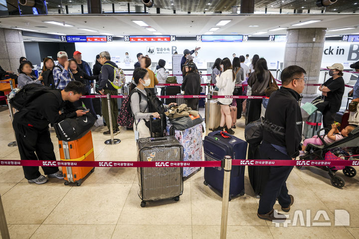 [서울=뉴시스] 정병혁 기자 = 4일 서울 강서구 김포국제공항 국제선을 찾은 여행객들이 출국 수속을 위해 줄 서 있다. 2026.05.04. jhope@newsis.com