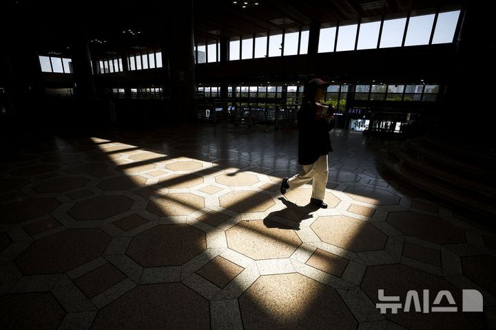 [서울=뉴시스] 정병혁 기자 = 4일 서울 강서구 김포국제공항 국제선을 찾은 여행객들이 이동하고 있다. 2026.05.04. jhope@newsis.com
