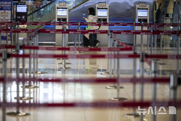 [서울=뉴시스] 정병혁 기자 = 서울 강서구 김포국제공항 국제선을 찾은 여행객들이 이동하고 있다. 2026.05.04. jhope@newsis.com