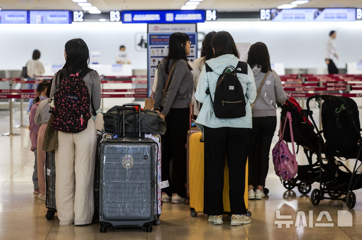 [서울=뉴시스] 정병혁 기자 = 4일 서울 강서구 김포국제공항 국제선을 찾은 여행객들이 출국 수속을 위해 줄 서 있다.2026.05.04. jhope@newsis.com