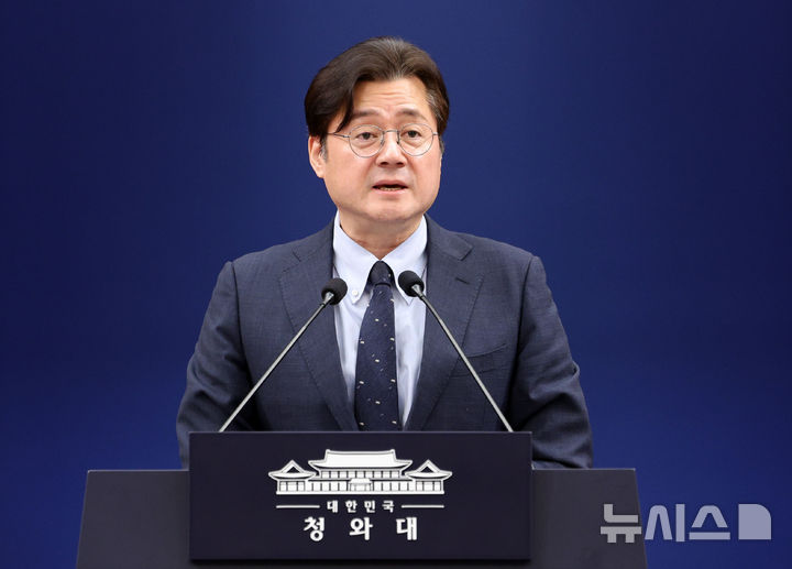 [서울=뉴시스] 고범준 기자 = 홍익표 정무수석이 4일 청와대 춘추관에서 정무 관련 현안 브리핑을 하고 있다. 2026.05.04. bjko@newsis.com