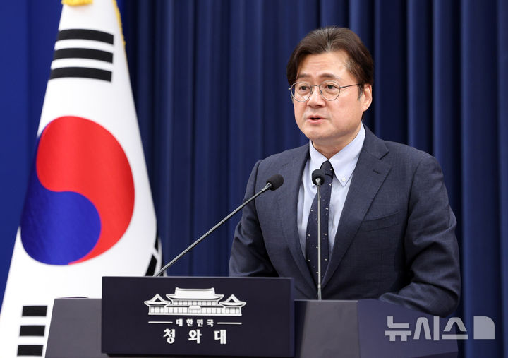 [서울=뉴시스] 고범준 기자 = 홍익표 정무수석이 4일 청와대 춘추관에서 정무 관련 현안 브리핑을 하고 있다. 2026.05.04. bjko@newsis.com