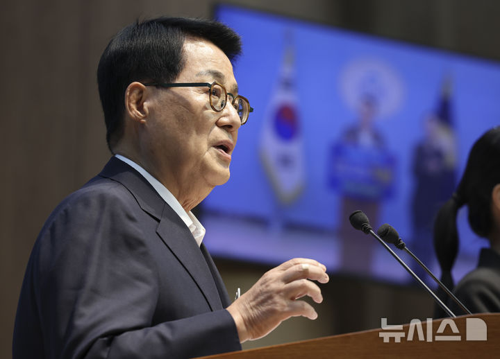 [서울=뉴시스] 김근수 기자 = 박지원 더불어민주당 의원이 4일 서울 여의도 국회 소통관에서 열린 국회의장 출마선언 기자회견에서 발언하고 있다. 2026.05.04. ks@newsis.com