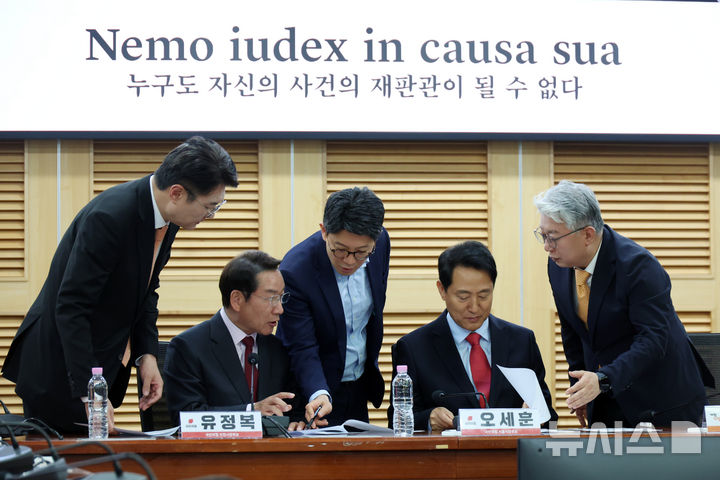 [서울=뉴시스] 고승민 기자 = 국민의힘 오세훈 서울시장 후보, 유정복 인천시장 후보, 개혁신당 조응천 경기지사 후보, 김정철 서울시장 후보가 4일 서울 여의도 국회 의원회관에서 열린 '사법내란 저지를 위한 수도권 광역단체장 후보 연석회의'에서 논의하고 있다. 2026.05.04. kkssmm99@newsis.com