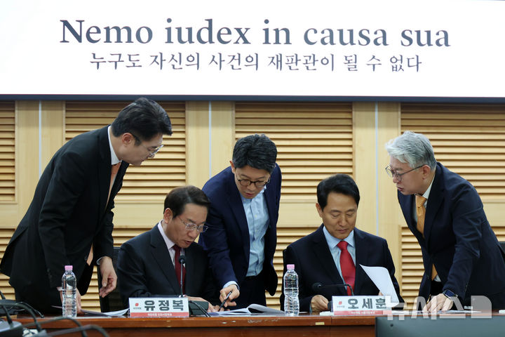 [서울=뉴시스] 고승민 기자 = 국민의힘 오세훈 서울시장 후보, 유정복 인천시장 후보, 개혁신당 조응천 경기지사 후보, 김정철 서울시장 후보가 4일 서울 여의도 국회 의원회관에서 열린 '사법내란 저지를 위한 수도권 광역단체장 후보 연석회의'에서 논의하고 있다. 2026.05.04. kkssmm99@newsis.com