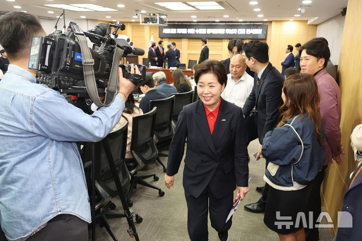[서울=뉴시스] 고승민 기자 = 양향자 국민의힘 경기지사 후보가 4일 서울 여의도 국회 의원회관에서 열린 '사법내란 저지를 위한 수도권 광역단체장 후보 연석회의'에서 기념촬영 후 자리를 나서고 있다. 2026.05.04. kkssmm99@newsis.com