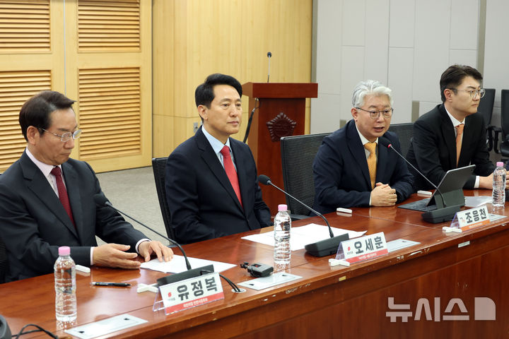 [서울=뉴시스] 고승민 기자 = 조응천 개혁신당 경기도지사 후보가 4일 서울 여의도 국회 의원회관에서 열린 '사법내란 저지를 위한 수도권 광역단체장 후보 연석회의'에서 발언하고 있다. 2026.05.04. kkssmm99@newsis.com