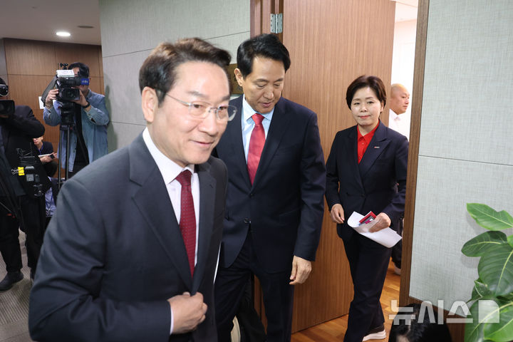 [서울=뉴시스] 고승민 기자 = 국민의힘 오세훈 서울시장, 유정복 인천시장, 양향자 경기지사 후보가 4일 서울 여의도 국회 의원회관에서 '사법내란 저지를 위한 수도권 광역단체장 후보 연석회의'에 참석하기 전 회동 후 자리를 나서고 있다. 2026.05.04. kkssmm99@newsis.com