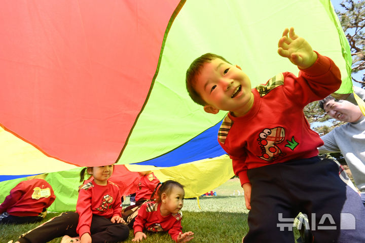 [군포=뉴시스] 김종택기자 = 어린이날을 하루 앞둔 4일 경기 군포시 안양컨트리클럽에서 열린 시민 무료개방 행사에 참가한 어린이들이 즐거운 시간을 보내고 있다. 2026.05.04. jtk@newsis.com