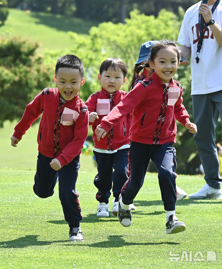 [군포=뉴시스] 김종택기자 = 어린이날을 하루 앞둔 4일 경기 군포시 안양컨트리클럽에서 열린 시민 무료개방 행사에 참가한 어린이들이 잔디밭을 뛰며 즐거운 시간을 보내고 있다. 2026.05.04. jtk@newsis.com