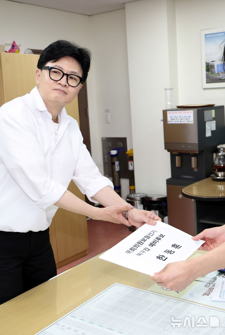  [부산=뉴시스] 하경민 기자 = 한동훈 전 국민의힘 대표가 4일 부산 북구선거관리위원회에서 부산 북갑 국회의원 보궐선거 예비후보 등록을 하고 있다. 2026.05.04. yulnetphoto@newsis.com