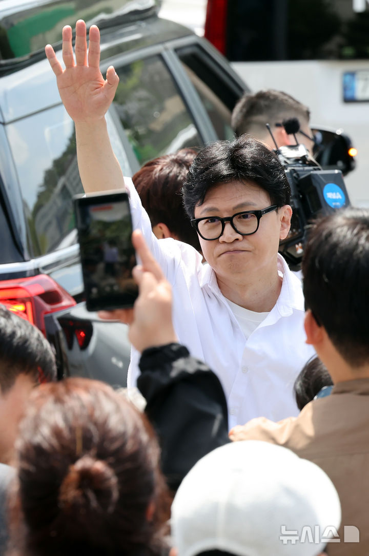  [부산=뉴시스] 하경민 기자 = 한동훈 전 국민의힘 대표가 4일 부산 북구선거관리위원회에서 부산 북갑 국회의원 보궐선거 예비후보 등록을 한 뒤 지지자들에게 인사하고 있다. 2026.05.04. yulnetphoto@newsis.com