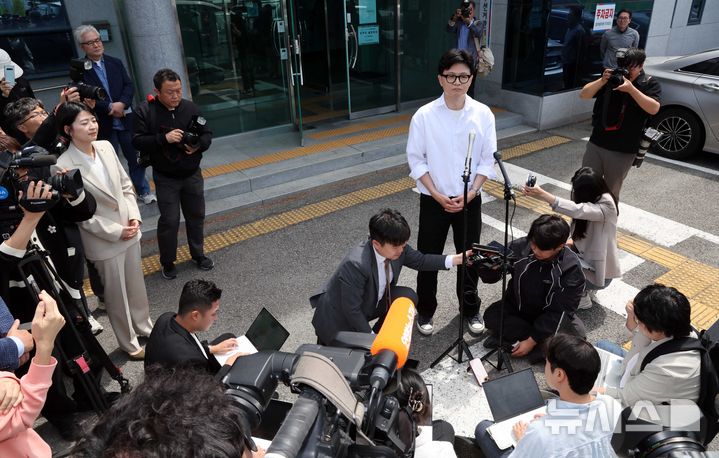  [부산=뉴시스] 하경민 기자 = 한동훈 전 국민의힘 대표가 4일 부산 북구선거관리위원회에서 부산 북갑 국회의원 보궐선거 예비후보 등록을 한 뒤 소감을 밝히고 있다. 2026.05.04. yulnetphoto@newsis.com