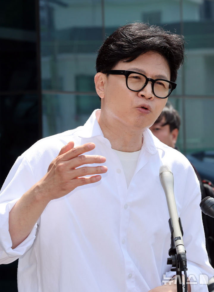  [부산=뉴시스] 하경민 기자 = 한동훈 전 국민의힘 대표가 4일 부산 북구선거관리위원회에서 부산 북갑 국회의원 보궐선거 예비후보 등록을 한 뒤 소감을 밝히고 있다. 2026.05.04. yulnetphoto@newsis.com