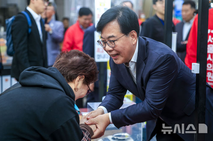 [서울=뉴시스] 정병혁 기자 = 송언석 국민의힘 원내대표가 민생현장 방문을 위해 4일 서울 강서구 화곡본동시장을 찾아 시민 및 상인들과 인사를 나누고 있다. 2026.05.04. jhope@newsis.com