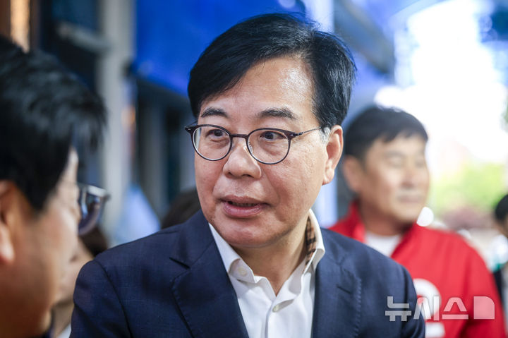 [서울=뉴시스] 정병혁 기자 = 송언석 국민의힘 원내대표가 민생현장 방문을 위해 4일 서울 강서구 화곡본동시장을 찾아 시민 및 상인들과 인사를 나누고 있다. 2026.05.04. jhope@newsis.com