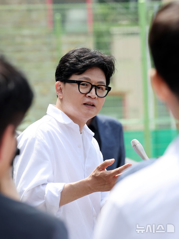  [부산=뉴시스] 하경민 기자 = 한동훈 전 국민의힘 대표가 4일 부산 북구선거관리위원회에서 부산 북갑 국회의원 보궐선거 예비후보 등록을 한 뒤 소감을 밝히고 있다. 2026.05.04. yulnetphoto@newsis.com