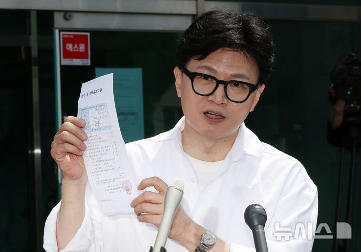 [부산=뉴시스] 하경민 기자 = 한동훈 전 국민의힘 대표가 4일 부산 북구선거관리위원회에서 부산 북갑 국회의원 보궐선거 예비후보 등록을 한 뒤 접수증을 보여주고 있다. 2026.05.04. yulnetphoto@newsis.com