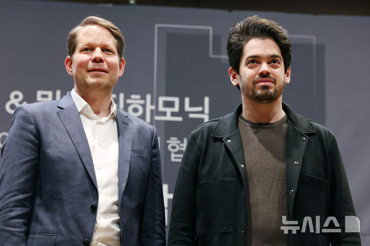 [서울=뉴시스] 박진희 기자 = 뮌헨 필하모닉 차기 상임 지휘자 라하브 샤니(오른쪽)와 오케스트라 대표 플로리안 비간트가 4일 서울 강남구 거암아트홀에서 내한 공연 기자간담회를 하고 있다. 2026.05.04. pak7130@newsis.com