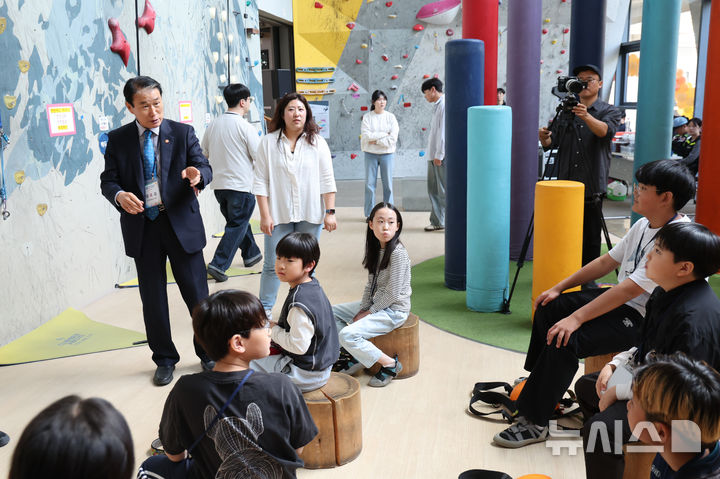 [서울=뉴시스] 황준선 기자 = 권오을 국가보훈부 장관이 4일 서울 마포구 서울특별시산악문화체험센터에서 열린 전몰·순직군경 자녀 초청 어린이날 행사 '오늘은 내가 주인공'에 참가한 어린이들과 대화 하고 있다. 2026.05.04. hwang@newsis.com