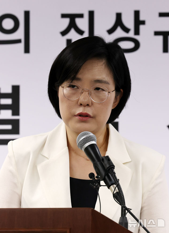 [과천=뉴시스] 배훈식 기자 = 특검은 6일 피의자 노 전 사령관의 내란 목적 살인 예비 음모 혐의 수사를 위해 인천광역시 옹진군 연평면 소재 시설물에 대한 현장 검증을 실시했다고 밝혔다. 사진은 브리핑을 하고 있는 김지미 특검보. 2026.05.06. dahora83@newsis.com