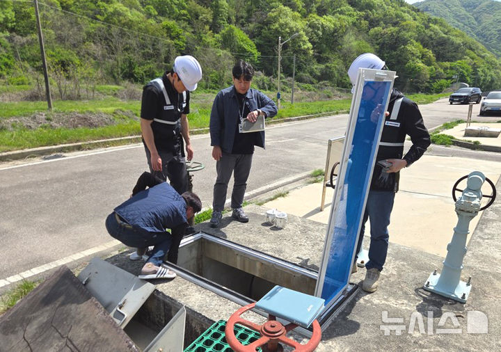전남 영광군 정수장 위생관리 점검 모습. (사진=영광군 제공) photo@newsis.com *재판매 및 DB 금지