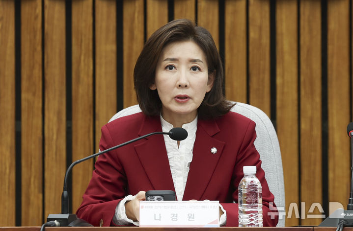 [서울=뉴시스] 김근수 기자 = 나경원 국민의힘 의원이 이재명 대통령의 '부분 개헌' 추진 발언에 대해 강하게 비판했다. 2026.05.04. ks@newsis.com