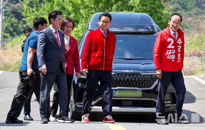 [대구=뉴시스] 이무열 기자 = 추경호 국민의힘 대구시장 예비후보와 이철우 경북도지사 예비후보가 4일 박근혜 전 대통령을 예방하기 위해 대구 달성군 유가읍 사저로 들어가고 있다. 2026.05.04. lmy@newsis.com