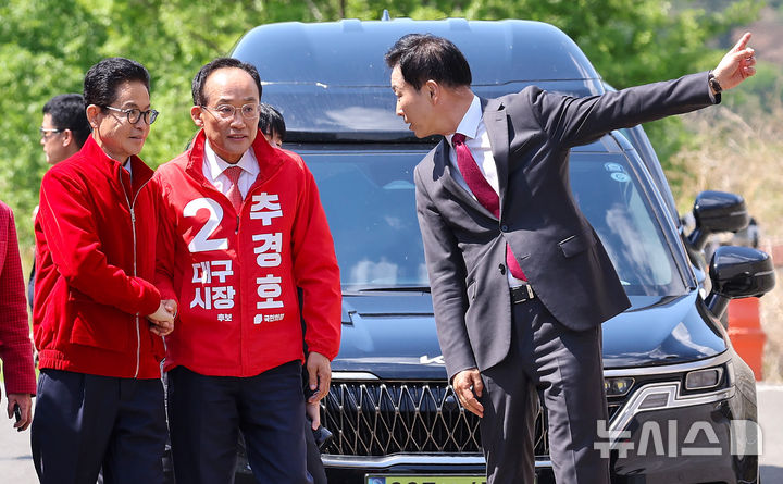 [대구=뉴시스] 이무열 기자 = 추경호 국민의힘 대구시장 예비후보와 이철우 경북도지사 예비후보가 4일 박근혜 전 대통령을 예방하기 위해 대구 달성군 유가읍 사저로 들어가고 있다. 2026.05.04. lmy@newsis.com