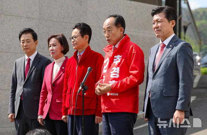 [대구=뉴시스] 이무열 기자 = 추경호 국민의힘 대구시장 예비후보가 4일 대구 달성군 유가읍 사저에서 박근혜 전 대통령을 예방한 뒤 취재진 질문에 답하고 있다. 2026.05.04. lmy@newsis.com